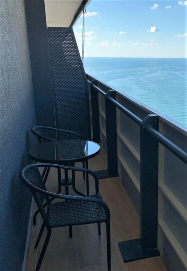 Orbi Twin Towers Aparthotel With Sea View バトゥーミ エクステリア 写真