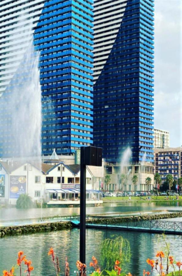 Orbi Twin Towers Aparthotel With Sea View バトゥーミ エクステリア 写真