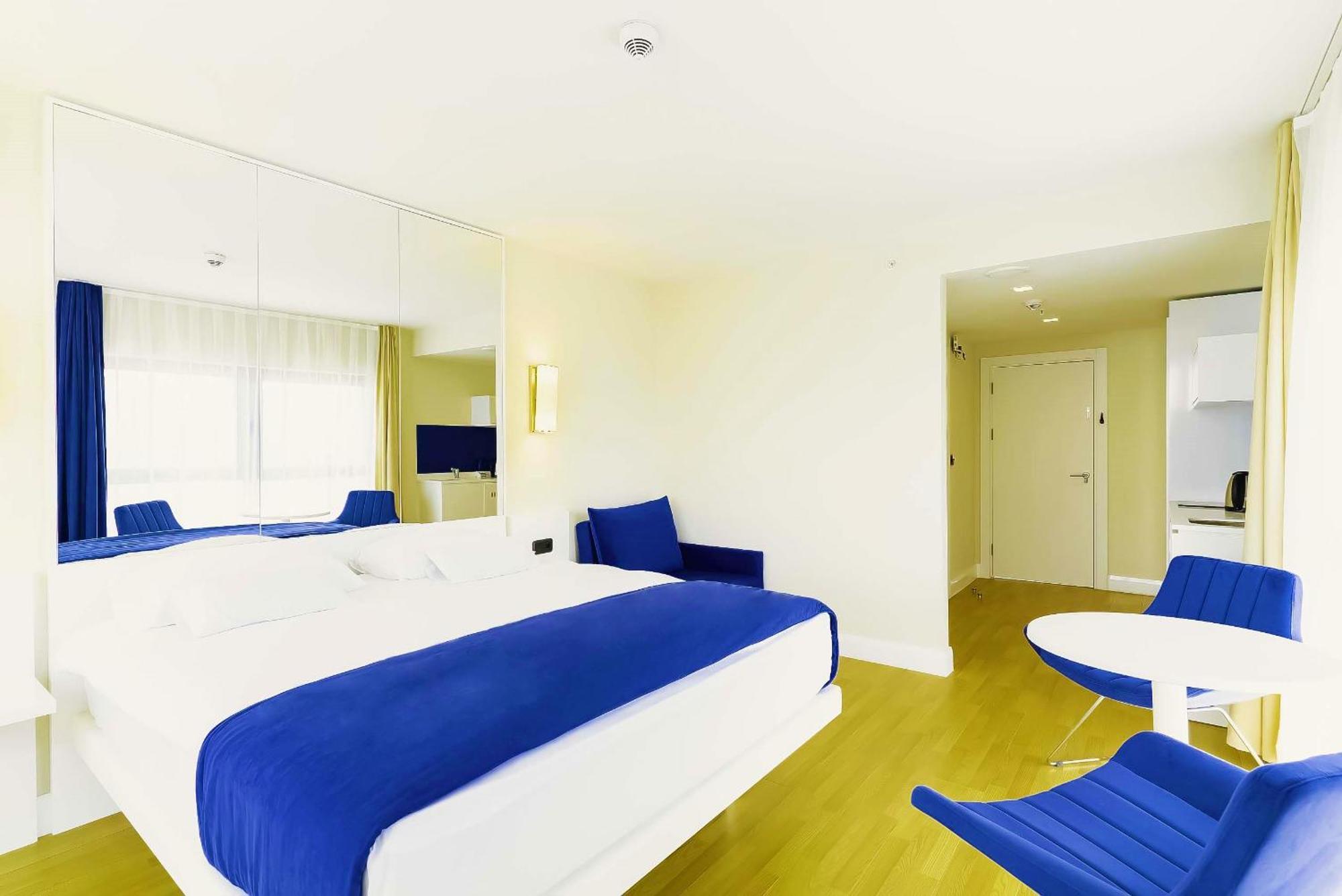 Orbi Twin Towers Aparthotel With Sea View バトゥーミ エクステリア 写真