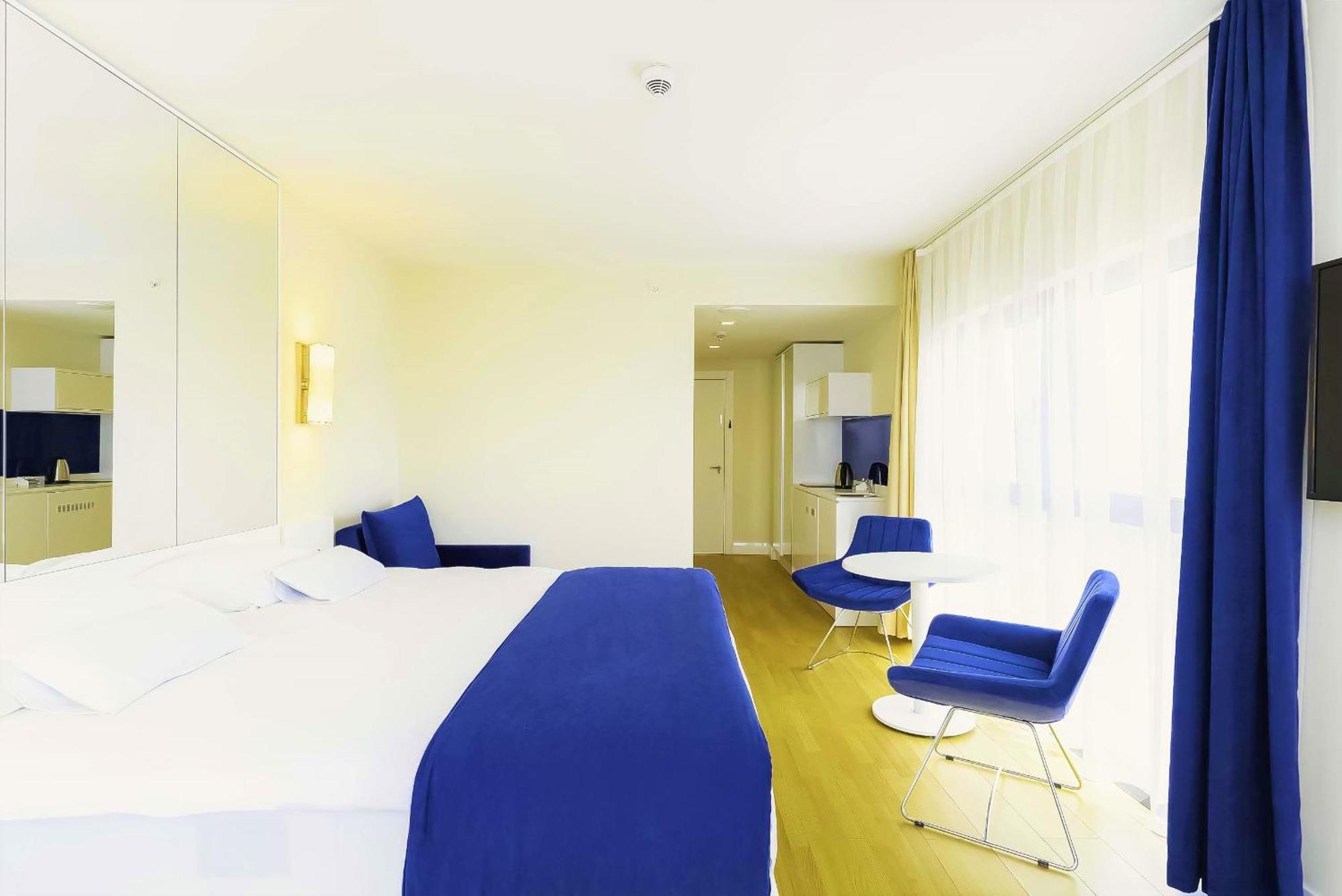 Orbi Twin Towers Aparthotel With Sea View バトゥーミ エクステリア 写真