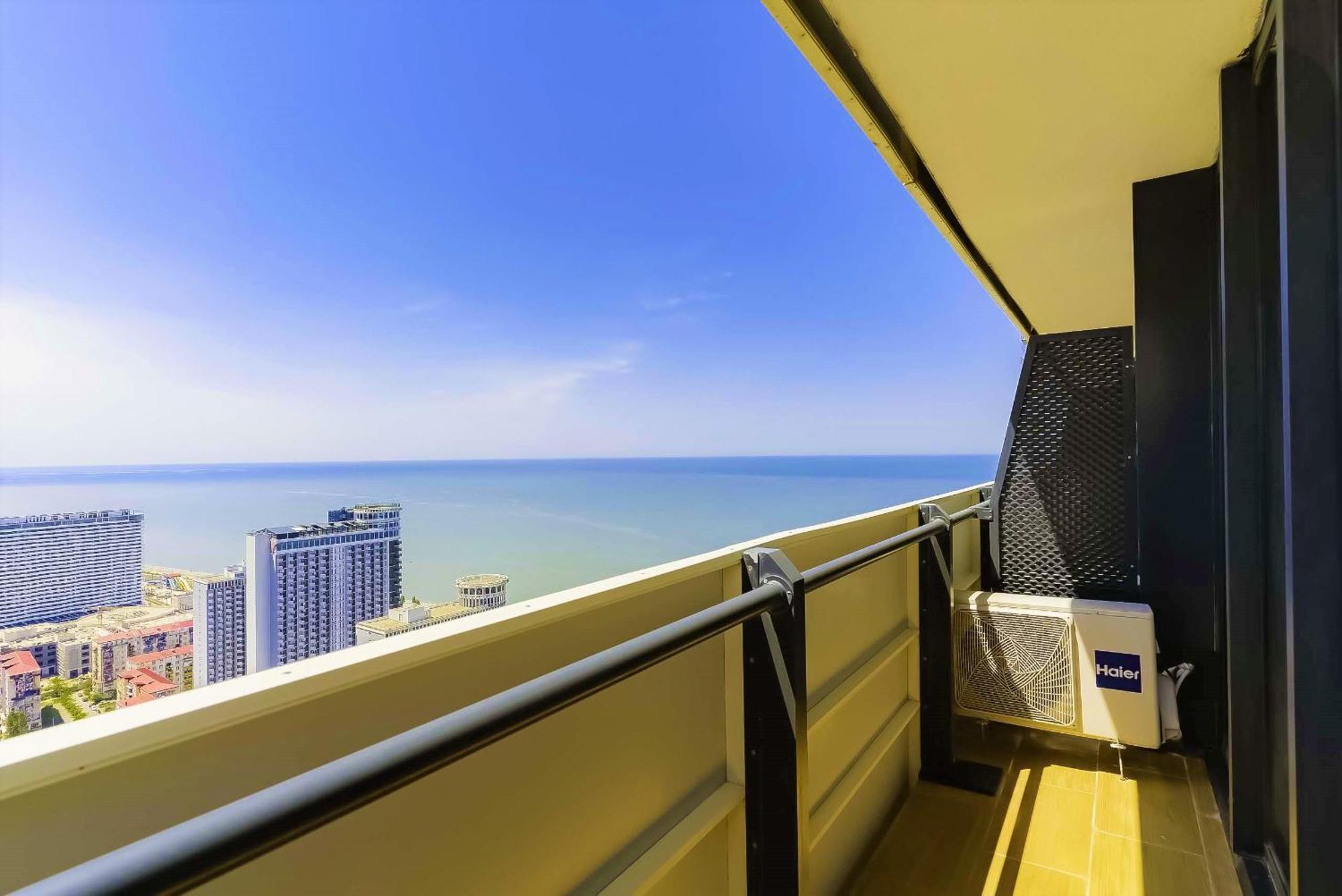 Orbi Twin Towers Aparthotel With Sea View バトゥーミ エクステリア 写真