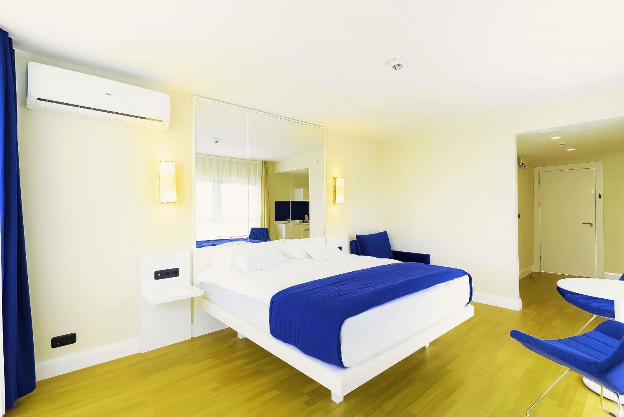 Orbi Twin Towers Aparthotel With Sea View バトゥーミ エクステリア 写真