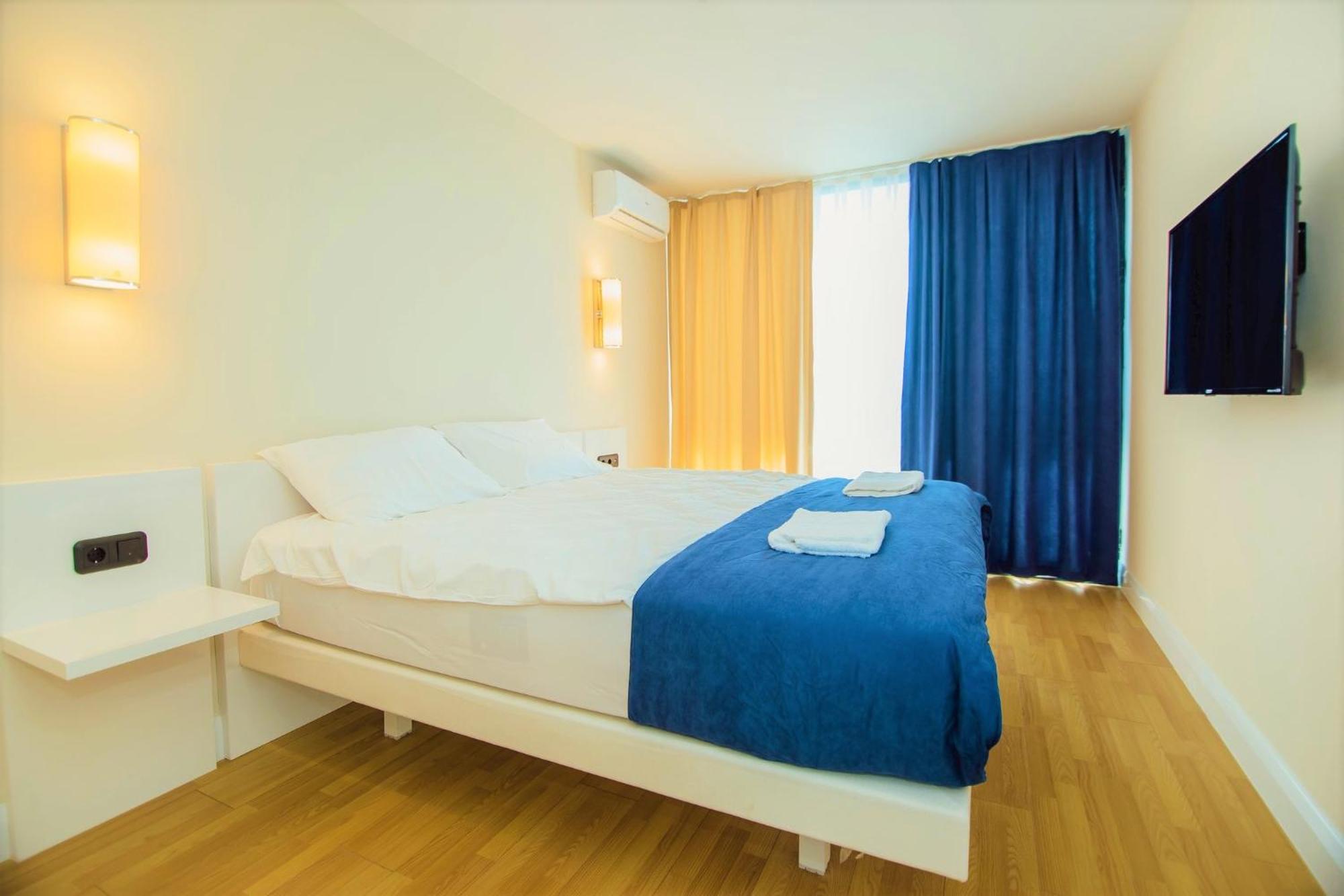 Orbi Twin Towers Aparthotel With Sea View バトゥーミ エクステリア 写真