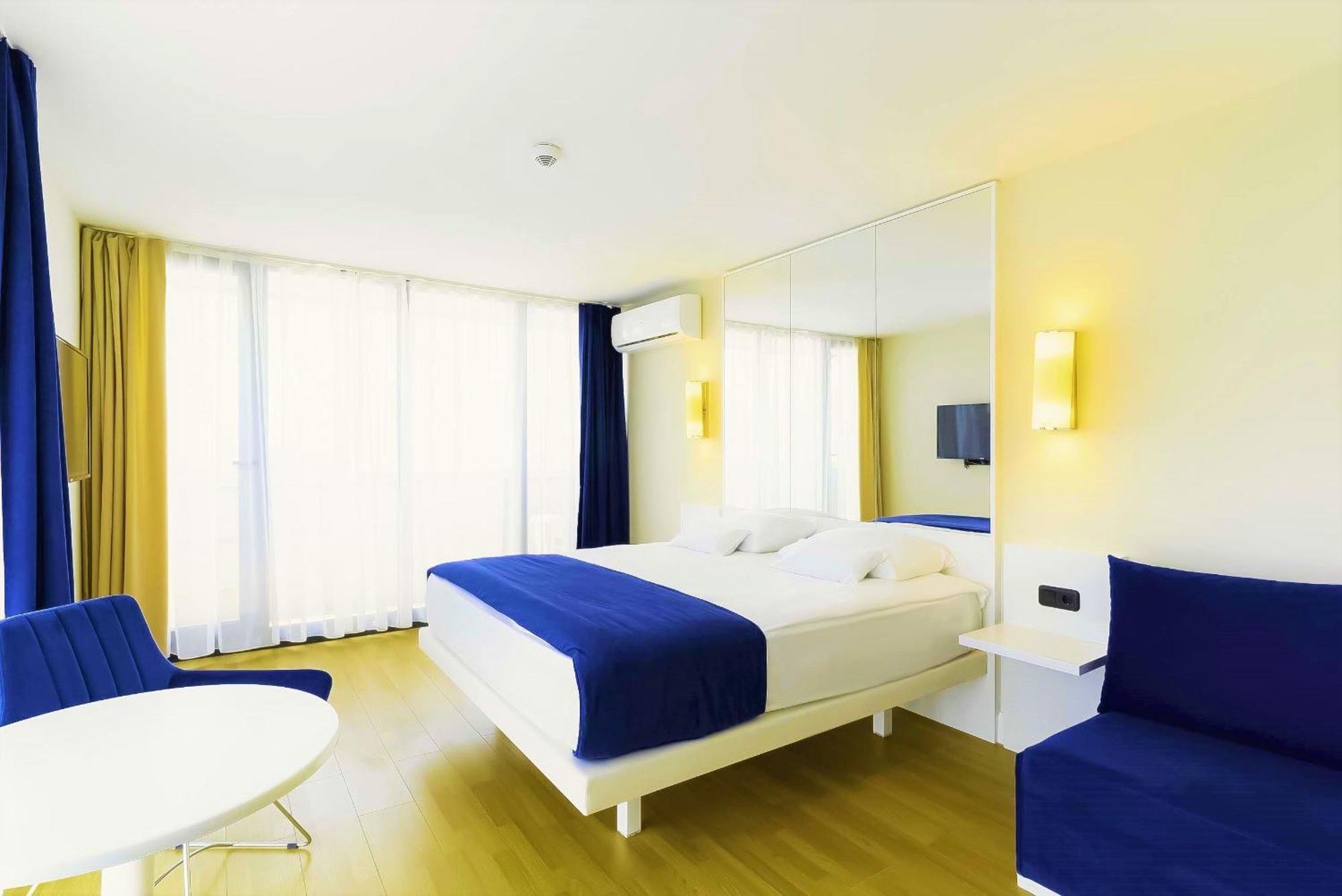 Orbi Twin Towers Aparthotel With Sea View バトゥーミ エクステリア 写真