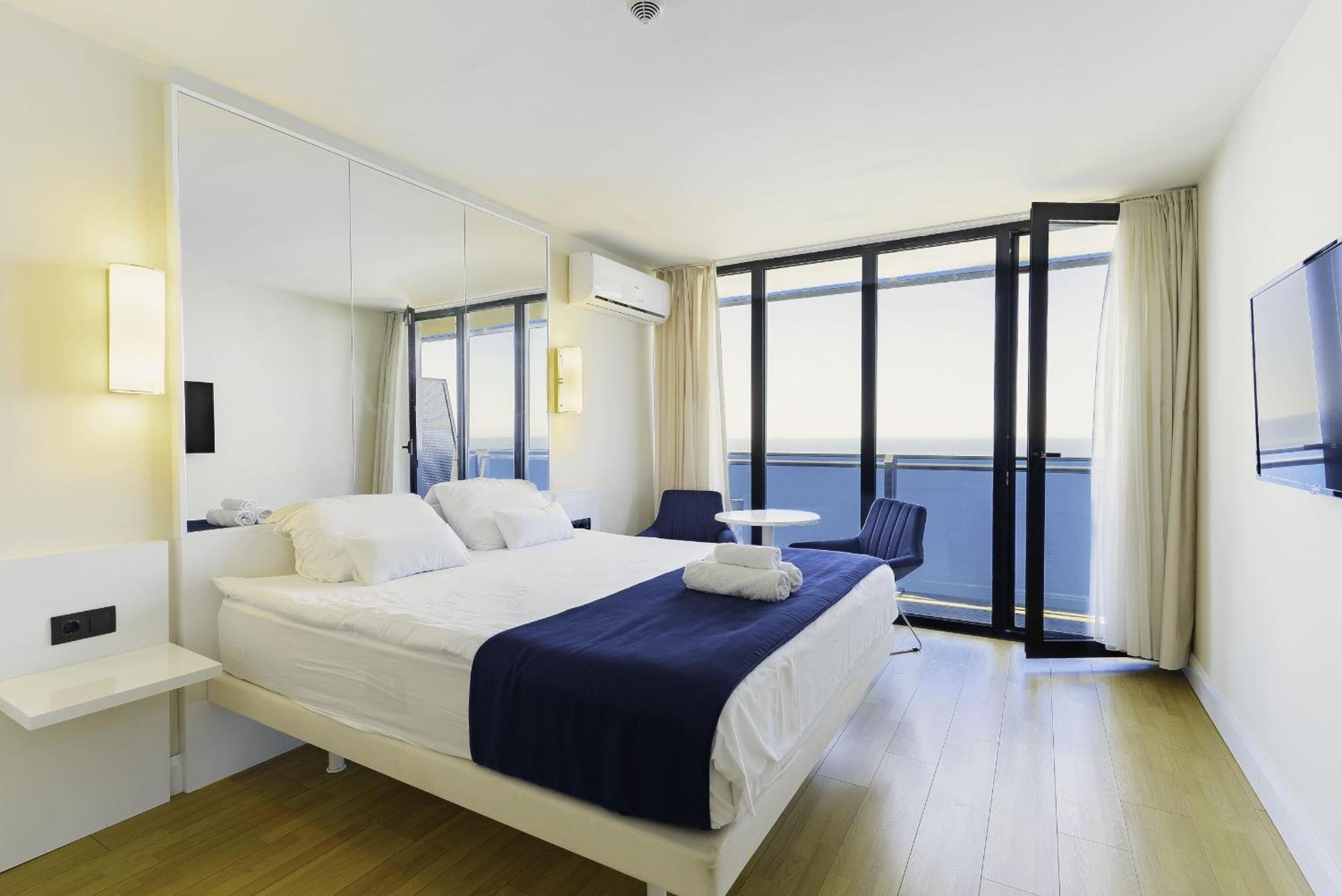 Orbi Twin Towers Aparthotel With Sea View バトゥーミ エクステリア 写真