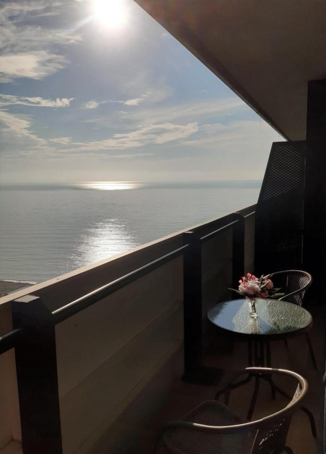 Orbi Twin Towers Aparthotel With Sea View バトゥーミ エクステリア 写真